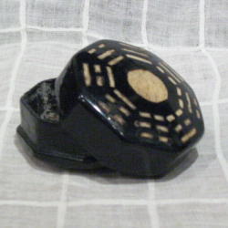 面取漆象嵌八卦文容器