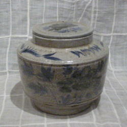 染付鉄砂蓋付白磁壺