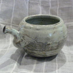 粉青沙器　水注器